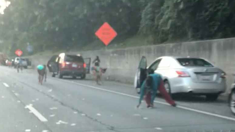 Έβρεξε δολάρια σε αυτοκινητόδρομο!